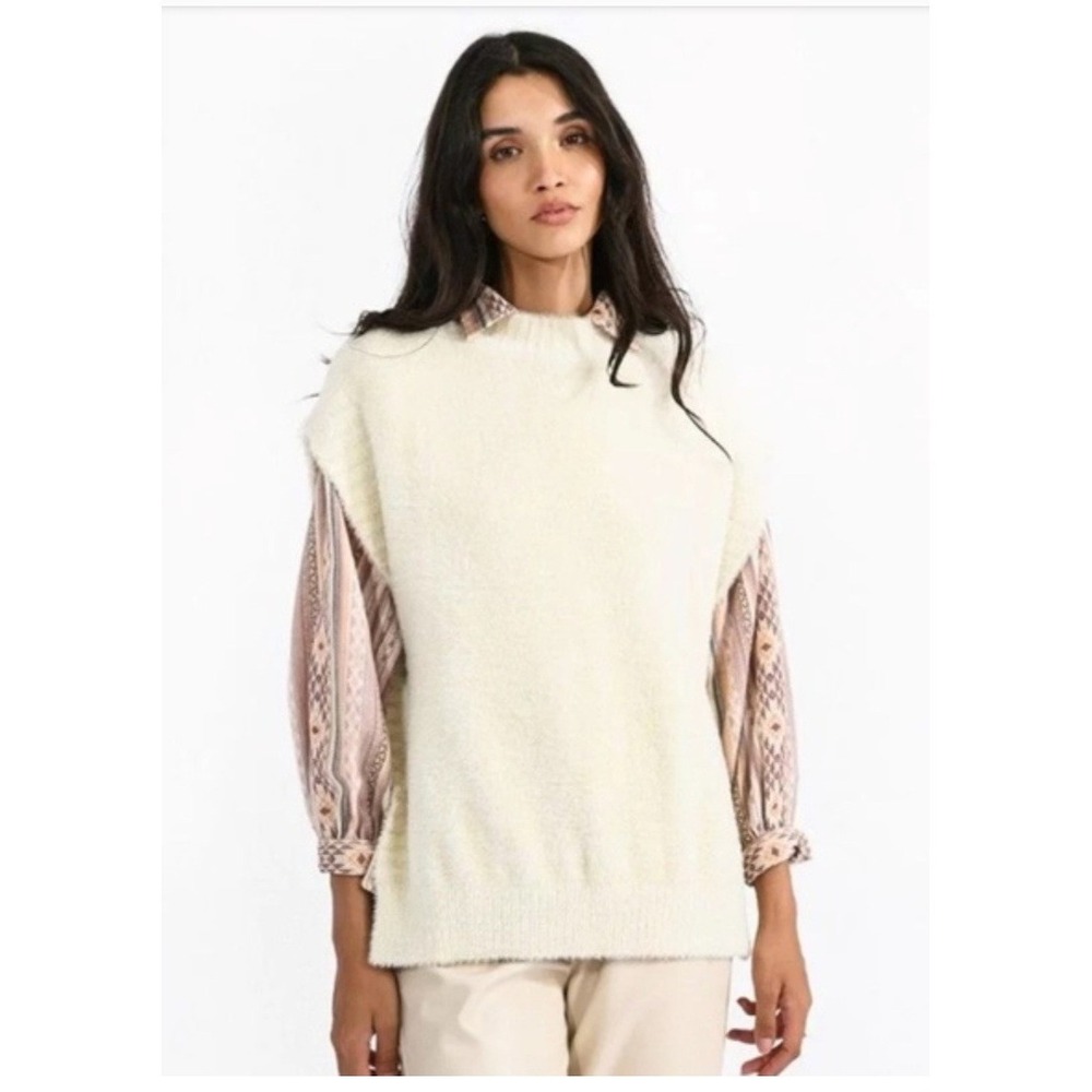 Molly Brecken Poncho Pullover Sweater Womens Size S/M Cream Soft Fuzzy Side Snap